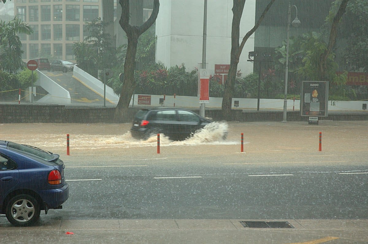 When cities are paved over and drains are overwhelmed, even short downpours can paralyse urban life. Flash floods in KL are no longer rare—they're warnings we can no longer ignore. Source: CEphoto, Uwe Aranas via Wikimedia Commons (CC BY-SA 3.0)